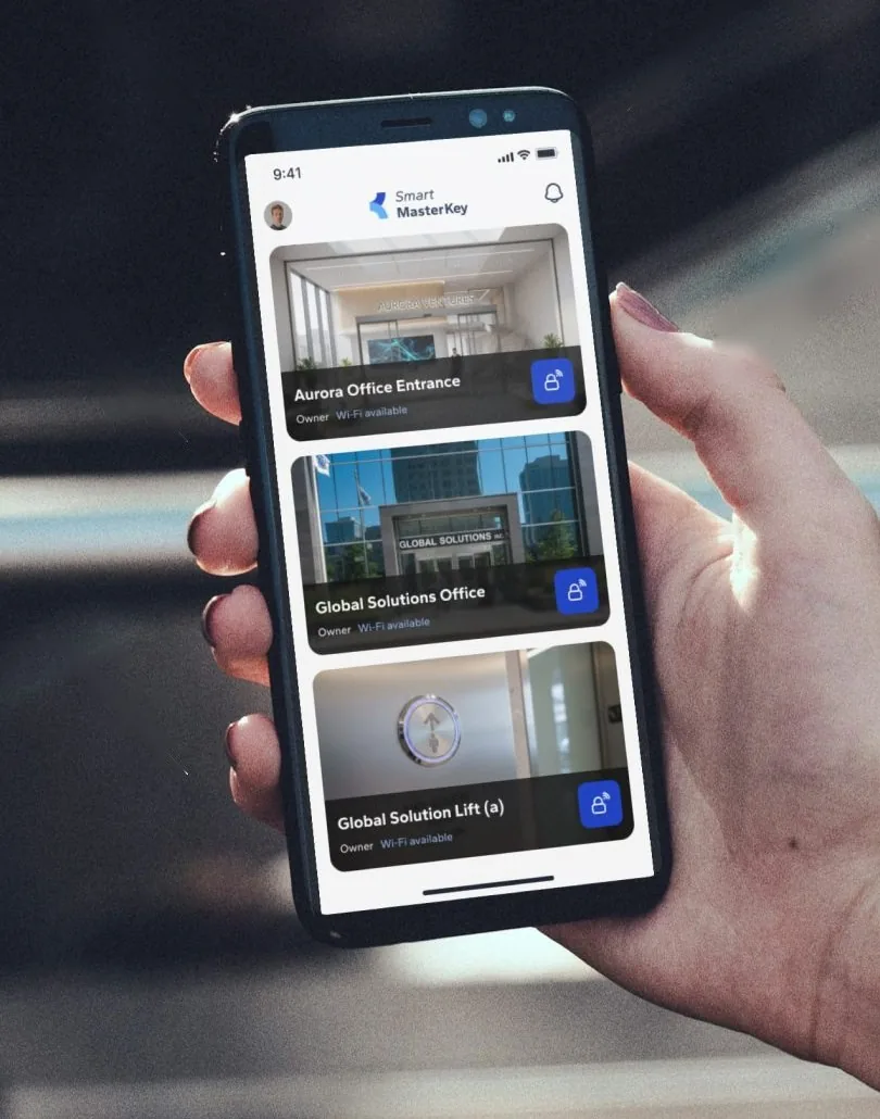 Die Smart MasterKey App mit Büroeingängen und einem Aufzug, jeweils mit Entriegelungstaste