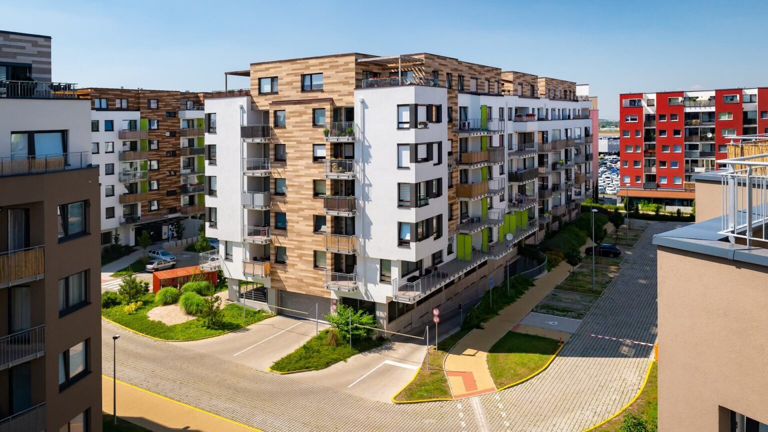 Immeuble collectif, vue aérienne. Vue d'un immeuble d'habitation en banlieue.